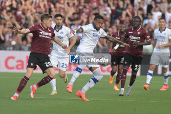 2024-05-20 - Toma Basic of US Salernitana 1919 competes for the ball with Michael Folorunsho of Hellas Verona FC during the Serie A Match between US Salernitana 1919 vs Hellas Verona FC at Arechi Stadium - US SALERNITANA VS HELLAS VERONA FC - ITALIAN SERIE A - SOCCER