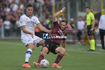 2024-05-20 - Alessandro Zanoli of US Salernitana 1919 competes for the ball with v31\ during the Serie A Match between US Salernitana 1919 vs Hellas Verona FC at Arechi Stadium - US SALERNITANA VS HELLAS VERONA FC - ITALIAN SERIE A - SOCCER