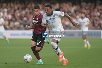 2024-05-20 - Michael Folorunsho of Hellas Verona FC competes for the ball with Niccolo Pierozzi of US Salernitana 1919 during the Serie A Match between US Salernitana 1919 vs Hellas Verona FC at Arechi Stadium - US SALERNITANA VS HELLAS VERONA FC - ITALIAN SERIE A - SOCCER