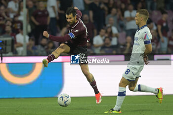 2024-05-20 - Antonio Candreva of US Salernitana 1919 competes for the ball with Darko Lazovic of Hellas Verona FC during the Serie A Match between US Salernitana 1919 vs Hellas Verona FC at Arechi Stadium - US SALERNITANA VS HELLAS VERONA FC - ITALIAN SERIE A - SOCCER