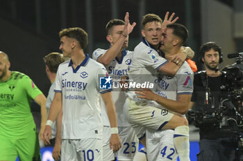 2024-05-20 - the Verona players celebrate their stay in Serie A at the end of the gala under the curve during the Serie A Match between US Salernitana 1919 vs Hellas Verona FC at Arechi Stadium - US SALERNITANA VS HELLAS VERONA FC - ITALIAN SERIE A - SOCCER