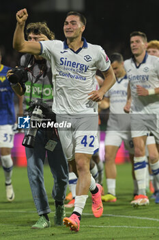 2024-05-20 - the Verona players celebrate their stay in Serie A at the end of the gala under the curve during the Serie A Match between US Salernitana 1919 vs Hellas Verona FC at Arechi Stadium - US SALERNITANA VS HELLAS VERONA FC - ITALIAN SERIE A - SOCCER