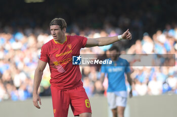 2024-05-26 - Federico Baschirotto of US Lecce gestures during the Serie A Match between SSC Napoli vs US Lecce at Diego Armando Maradona Stadium - SSC NAPOLI VS US LECCE - ITALIAN SERIE A - SOCCER