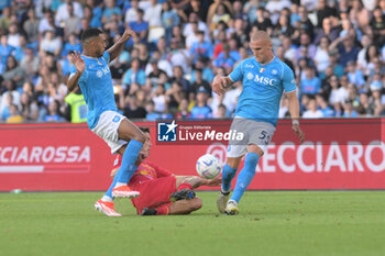 2024-05-26 - Leo Ostigard of SSC Napoli competes for the ball with Ylber Ramadani of US Lecce during the Serie A Match between SSC Napoli vs US Lecce at Diego Armando Maradona Stadium - SSC NAPOLI VS US LECCE - ITALIAN SERIE A - SOCCER