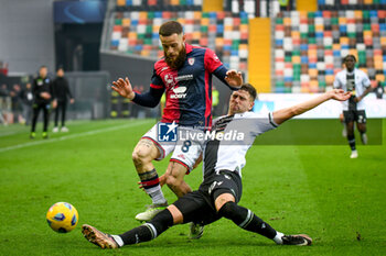 2024-02-18 - Cagliari's Nahitan Nandez hindered by Udinese's Lautaro Giannetti - UDINESE CALCIO VS CAGLIARI CALCIO - ITALIAN SERIE A - SOCCER