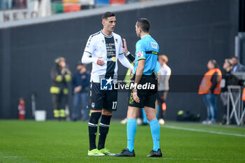 2024-03-16 - Udinese's Lorenzo Lucca talks to the referee of the match Andrea Colombo - UDINESE CALCIO VS TORINO FC - ITALIAN SERIE A - SOCCER