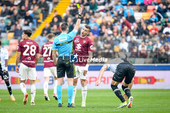 2024-03-16 - The referee of the match Andrea Colombo shows yellow card to Torino's Alessandro Buongiorno - UDINESE CALCIO VS TORINO FC - ITALIAN SERIE A - SOCCER