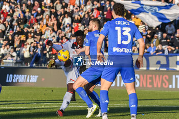 2024-02-03 - Caleb Ekuban (Genoa) tryes score a goal against Sebastian Walukiewicz (Empoli) - EMPOLI FC VS GENOA CFC - ITALIAN SERIE A - SOCCER