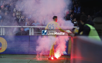 2024-01-07 - Pierluigi Gollini of Sac Napoli removing fireworks from the pitch during the Italian Serie A, football match between Juventus Fc and As Roma on 30 December 2023 at Allianz Stadium, Turin, Italy. Photo Nderim Kaceli - TORINO FC VS SSC NAPOLI - ITALIAN SERIE A - SOCCER