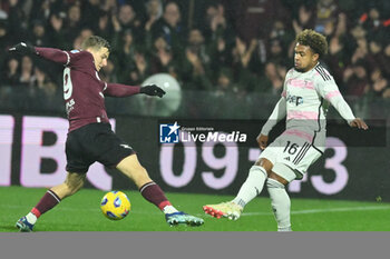 2024-01-07 - Weston McKennie of Juventus FC competes for the ball with Simy Nwnkwo of US Salernitana 1919 during Serie A between US Salernitana 1919 vs Juventus FC at Arechi Stadium - US SALERNITANA VS JUVENTUS FC - ITALIAN SERIE A - SOCCER