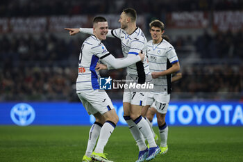 2024-01-07 - Teun Koopmeiners of Atalanta celebrates with his teammates after scoring 0-1 goal during the Italian championship Serie A football match between AS Roma and Atalanta BC on January 7, 2024 at Stadio Olimpico in Rome, Italy - FOOTBALL - ITALIAN CHAMP - ROMA V ATALANTA - ITALIAN SERIE A - SOCCER