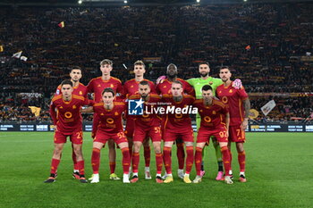 2024-01-20 - A.S. Roma line up for a team photograph during the 21th day of the Serie A Championship between A.S. Roma vs Hellas Verona F.C., 20 January, 2024 at the Olympic Stadium in Rome, Italy. - AS ROMA VS HELLAS VERONA FC - ITALIAN SERIE A - SOCCER