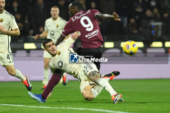 2024-01-29 - Simy Nwnkwo of US Salernitana 1919 competes for the ball with Gianluca Mancini of AS Roma during Serie A between US Salernitana 1919 vs AS Roma at Arechi Stadium - US SALERNITANA VS AS ROMA - ITALIAN SERIE A - SOCCER