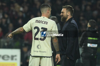 2024-01-29 - Daniele DE Rossicoach of AS Roma discusses Gianluca Mancini of AS Roma during Serie A between US Salernitana 1919 vs AS Roma at Arechi Stadium - US SALERNITANA VS AS ROMA - ITALIAN SERIE A - SOCCER