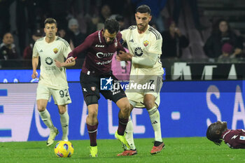 2024-01-29 - Antonio Candreva of US Salernitana 1919 competes for the ball with Lorenzo Pellegrini of AS Roma during Serie A between US Salernitana 1919 vs AS Roma at Arechi Stadium - US SALERNITANA VS AS ROMA - ITALIAN SERIE A - SOCCER