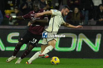 2024-01-29 - Bryan Cristante of AS Roma competes for the ball with Loum Tchaouna of US Salernitana 1919 during Serie A between US Salernitana 1919 vs AS Roma at Arechi Stadium - US SALERNITANA VS AS ROMA - ITALIAN SERIE A - SOCCER