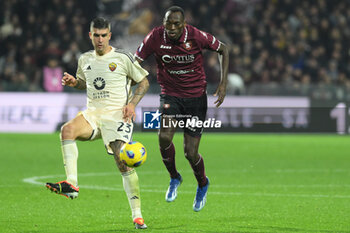 2024-01-29 - Gianluca Mancini of AS Roma competes for the ball with Simy Nwnkwo of US Salernitana 1919 during Serie A between US Salernitana 1919 vs AS Roma at Arechi Stadium - US SALERNITANA VS AS ROMA - ITALIAN SERIE A - SOCCER