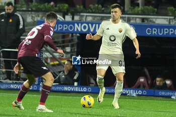 2024-01-29 - Stephan El Shaarawy of AS Roma competes for the ball with Giulio Maggiore of US Salernitana 1919 during Serie A between US Salernitana 1919 vs AS Roma at Arechi Stadium - US SALERNITANA VS AS ROMA - ITALIAN SERIE A - SOCCER
