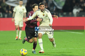 2024-01-29 - Houssem Aouar of AS Roma competes for the ball with Domagoj Bradaric of US Salernitana 1919 during Serie A between US Salernitana 1919 vs AS Roma at Arechi Stadium - US SALERNITANA VS AS ROMA - ITALIAN SERIE A - SOCCER