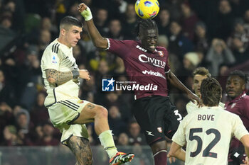 2024-01-29 - Loum Tchaouna of US Salernitana 1919 competes for the ball with Gianluca Mancini of AS Roma during Serie A between US Salernitana 1919 vs AS Roma at Arechi Stadium - US SALERNITANA VS AS ROMA - ITALIAN SERIE A - SOCCER