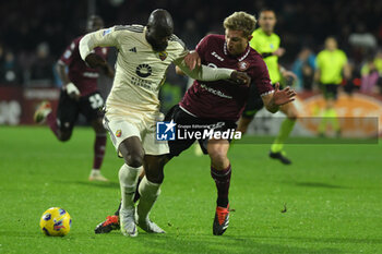 2024-01-29 - Romelo Lukako os AS Roma competes for the ball with Alessandro Zanoli of US Salernitana 1919 during Serie A between US Salernitana 1919 vs AS Roma at Arechi Stadium - US SALERNITANA VS AS ROMA - ITALIAN SERIE A - SOCCER