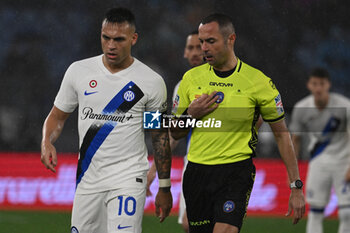 2024-02-10 - Lautaro Martinez of F.C. Inter and Referee Marco Guida during the 24th day of the Serie A Championship between A.S. Roma vs F.C. Inter, 10 February, 2024 at the Olympic Stadium in Rome, Italy. - AS ROMA VS INTER - FC INTERNAZIONALE - ITALIAN SERIE A - SOCCER