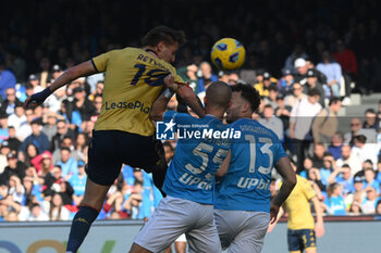 2024-02-17 - Caleb Ekuban of Genoa CFC competes for the ball with Leo Ostigard of SSC Napoli during Serie A Match between SSC Napoli vs Genoa CFC at Diego Armando Maradona Stadium - SSC NAPOLI VS GENOA CFC - ITALIAN SERIE A - SOCCER