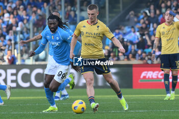 2024-02-17 - Zambo Anguissa of SSC Napoli competes for the ball with Albert Guomundsson during Serie A Match between SSC Napoli vs Genoa CFC at Diego Armando Maradona Stadium - SSC NAPOLI VS GENOA CFC - ITALIAN SERIE A - SOCCER