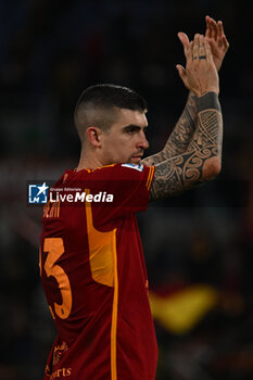 2024-02-26 - Gianluca Mancini of A.S. Roma greets the fans during the 26th day of the Serie A Championship between A.S. Roma vs Torino F.C., 26 February, 2024 at the Olympic Stadium in Rome, Italy. - AS ROMA VS TORINO FC - ITALIAN SERIE A - SOCCER