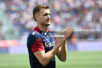 2024-04-28 - Stefan Posch (Bologna Fc) greets his supporters - BOLOGNA FC VS UDINESE CALCIO - ITALIAN SERIE A - SOCCER