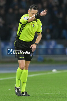 2024-03-03 - Maurizio Mariani the referee indicates the penalty kick after consulting the var during the Serie A Match between SSC Napoli vs Juventus FC at Diego Armando Maradona Stadium - SSC NAPOLI VS JUVENTUS FC - ITALIAN SERIE A - SOCCER
