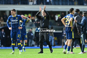 2024-03-03 - marco baroni coach of verona greets the supporters - HELLAS VERONA FC VS US SASSUOLO - ITALIAN SERIE A - SOCCER