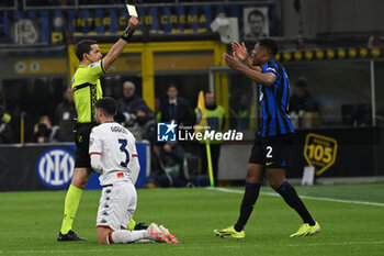 2024-03-04 - Referee Giovanni Ayroldi shows yellow card to Denzel Dumfries of FC Inter during the Italian Serie A football match between Inter FC Internazionale and Genoa CFC on 4 of March 2024 at Giuseppe Meazza San Siro Siro stadium in Milan, Italy. Photo Tiziano Ballabio - INTER - FC INTERNAZIONALE VS GENOA CFC - ITALIAN SERIE A - SOCCER