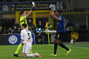 2024-03-04 - Referee Giovanni Ayroldi shows yellow card to Denzel Dumfries of FC Inter during the Italian Serie A football match between Inter FC Internazionale and Genoa CFC on 4 of March 2024 at Giuseppe Meazza San Siro Siro stadium in Milan, Italy. Photo Tiziano Ballabio - INTER - FC INTERNAZIONALE VS GENOA CFC - ITALIAN SERIE A - SOCCER