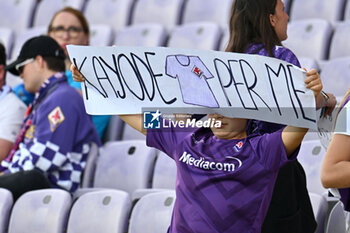2024-04-15 - A little ACF Fiorentina's supporter with a banner for ACF Fiorentina's defender Michael Kayode - ACF FIORENTINA VS GENOA CFC - ITALIAN SERIE A - SOCCER