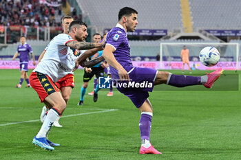 2024-04-15 - ACF Fiorentina's forward Riccardo Sottil against Genoa CFC's defender Stefano Sabelli - ACF FIORENTINA VS GENOA CFC - ITALIAN SERIE A - SOCCER