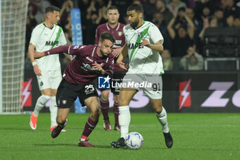 2024-04-05 - Giulio Maggiore of US Salernitana 1919 competes for the ball with Gregoire Defrel of U.S. Sassuolo during Serie A between US Salernitana 1919 vs US Sassuolo at Arechi Stadium - US SALERNITANA VS US SASSUOLO - ITALIAN SERIE A - SOCCER