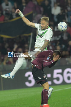 2024-04-05 - Uros Racic of U.S. Sassuolo competes for the ball with Giulio Maggiore of US Salernitana 1919 during Serie A between US Salernitana 1919 vs US Sassuolo at Arechi Stadium - US SALERNITANA VS US SASSUOLO - ITALIAN SERIE A - SOCCER
