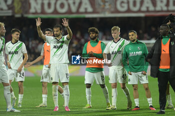 2024-04-05 - The Sassuolo players greet the fans at the end of the match during Serie A between US Salernitana 1919 vs US Sassuolo at Arechi Stadium - US SALERNITANA VS US SASSUOLO - ITALIAN SERIE A - SOCCER