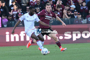 2024-04-21 - Jonathan Ikone of ACF Fiorentina competes for the ball with Mateusz Legowski of US Salernitana 1919 during the Serie A Match Between US Salernitana 1919 vs AC at Arechi Stadium - US SALERNITANA VS ACF FIORENTINA - ITALIAN SERIE A - SOCCER