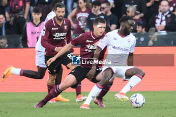 2024-04-21 - Jonathan Ikone of ACF Fiorentina competes for the ball with Lorenzo Pirola of US Salernitana 1919 during the Serie A Match Between US Salernitana 1919 vs AC at Arechi Stadium - US SALERNITANA VS ACF FIORENTINA - ITALIAN SERIE A - SOCCER