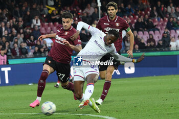 2024-04-21 - Cristian Kouame of ACF Fiorentina competes for the ball with Niccolo Pierozzi of US Salernitana 1919 during the Serie A Match Between US Salernitana 1919 vs AC at Arechi Stadium - US SALERNITANA VS ACF FIORENTINA - ITALIAN SERIE A - SOCCER