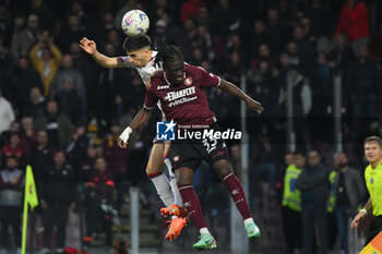 2024-04-21 - Fabiano Parisi of ACF Fiorentina competes for the ball with Loum Tchaouna of US Salernitana 1919 during the Serie A Match Between US Salernitana 1919 vs AC at Arechi Stadium - US SALERNITANA VS ACF FIORENTINA - ITALIAN SERIE A - SOCCER