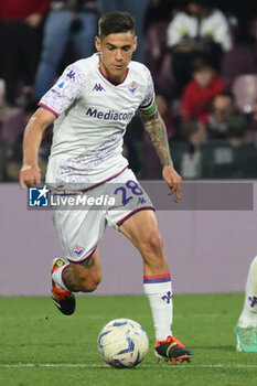 2024-04-21 - Lucas Martinez Quarta of ACF Fiorentina in action during the Serie A Match Between US Salernitana 1919 vs AC at Arechi Stadium - US SALERNITANA VS ACF FIORENTINA - ITALIAN SERIE A - SOCCER