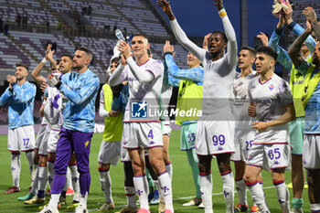2024-04-21 - the Fiorentina players thank the fans at the end of the match during the Serie A Match Between US Salernitana 1919 vs AC at Arechi Stadium - US SALERNITANA VS ACF FIORENTINA - ITALIAN SERIE A - SOCCER
