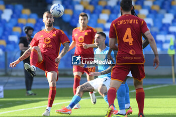 2024-04-28 - Dean Huijsen of AS Roma competes for the ball with Matteo Politano of SSC Napoli during the Serie A Match between SSC Napoli vs AS Roma at Diego Armando Maradona Stadium - SSC NAPOLI VS AS ROMA - ITALIAN SERIE A - SOCCER
