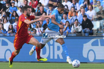 2024-04-28 - Jens Cajuste of SSC Napoli competes for the ball with Bryan Cristante of AS Roma during the Serie A Match between SSC Napoli vs AS Roma at Diego Armando Maradona Stadium - SSC NAPOLI VS AS ROMA - ITALIAN SERIE A - SOCCER