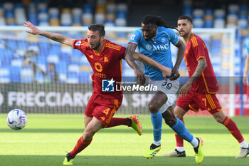 2024-04-28 - Zambo Anguissa of SSC Napoli competes for the ball with Bryan Cristante of AS Roma during the Serie A Match between SSC Napoli vs AS Roma at Diego Armando Maradona Stadium - SSC NAPOLI VS AS ROMA - ITALIAN SERIE A - SOCCER
