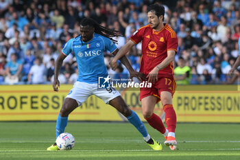 2024-04-28 - Zambo Anguissa of SSC Napoli competes for the ball with Sandar Azmoun of AS Roma during the Serie A Match between SSC Napoli vs AS Roma at Diego Armando Maradona Stadium - SSC NAPOLI VS AS ROMA - ITALIAN SERIE A - SOCCER
