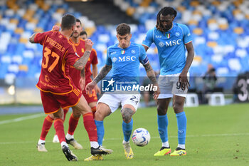2024-04-28 - Leonardo Spinazzola of AS Roma competes for the ball with Giovanni Di Lorenzo of SSC Napoli during the Serie A Match between SSC Napoli vs AS Roma at Diego Armando Maradona Stadium - SSC NAPOLI VS AS ROMA - ITALIAN SERIE A - SOCCER